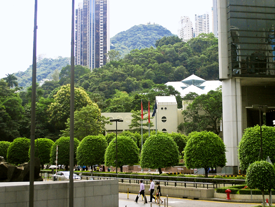 In Form geschnittene Bäume