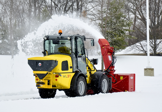 Schwerarbeit mit Schneefräse