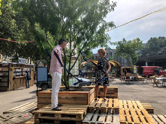 Zur Eröffnung überreichten