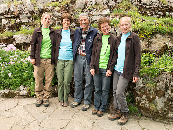 Das Gartenteam pflegt und