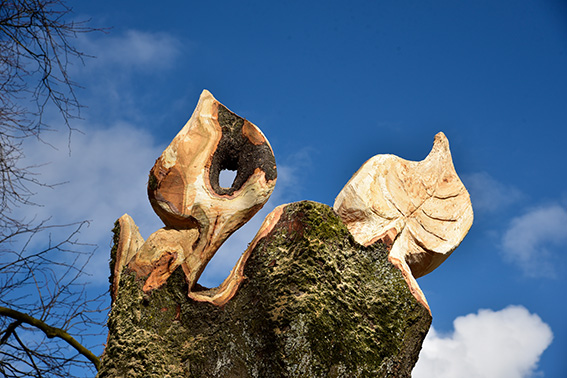 Drei Lindenblätter krönen