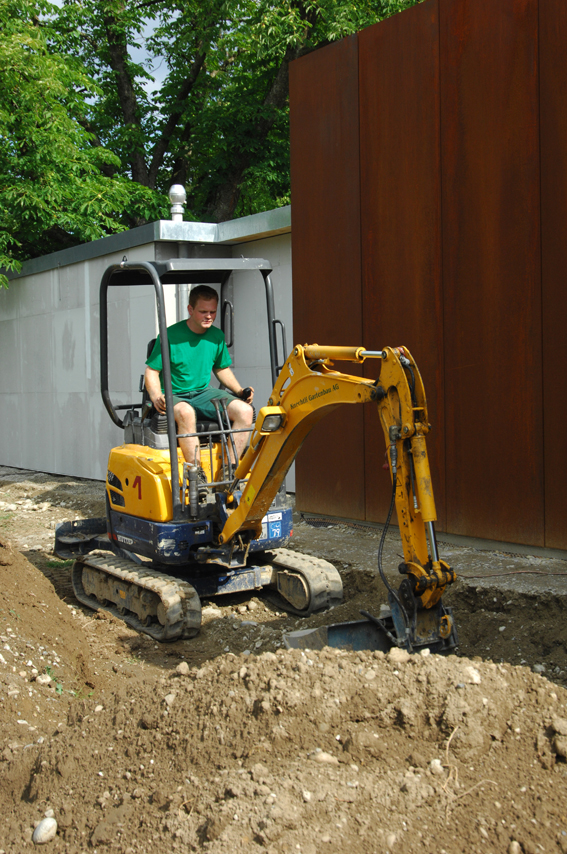 Bei der Arbeit mit Baugeräten