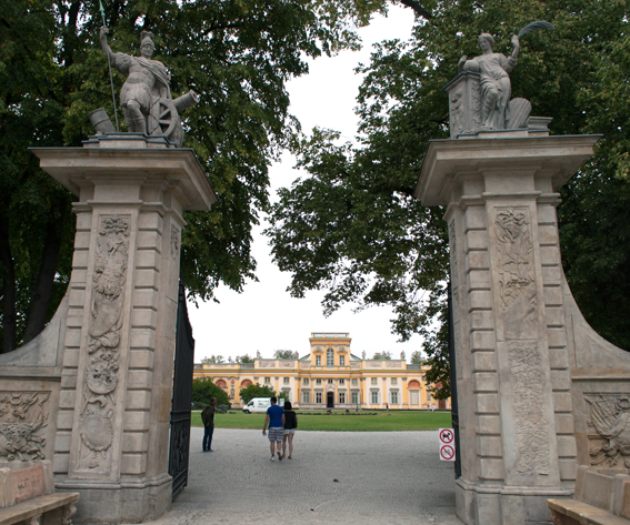 Haupteingang zum Schloss Wilanow.