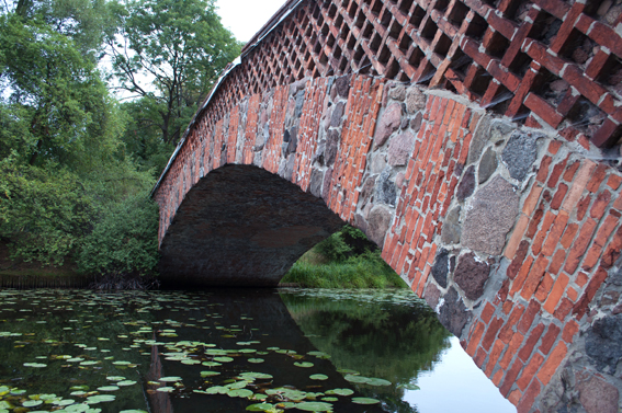 Römische Brücke im landschaftlic