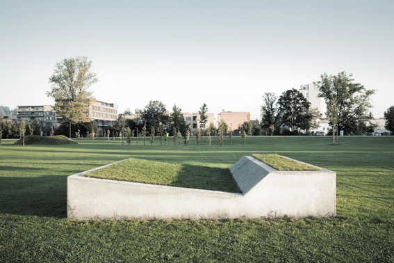 Neun an Ort in Beton gegossene,