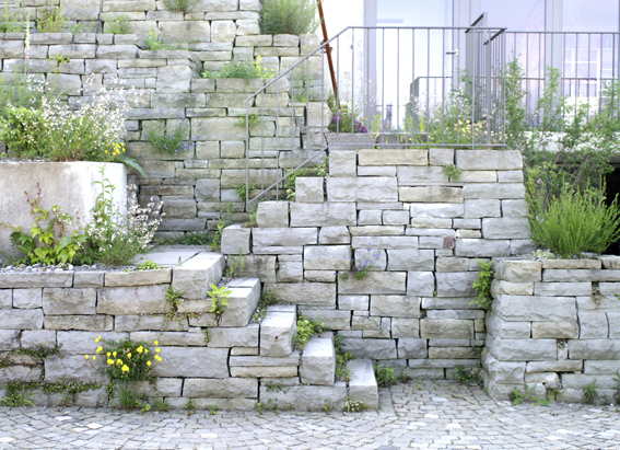 Das Bauen von Natursteinmauern