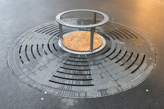 Die gusseiserne Abdeckung