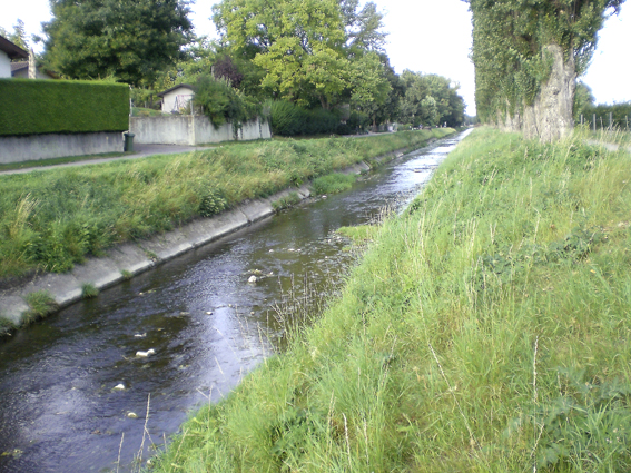 Der Aire-Kanal beim Dorf