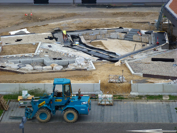 Bio-Pool in der Bauphase.